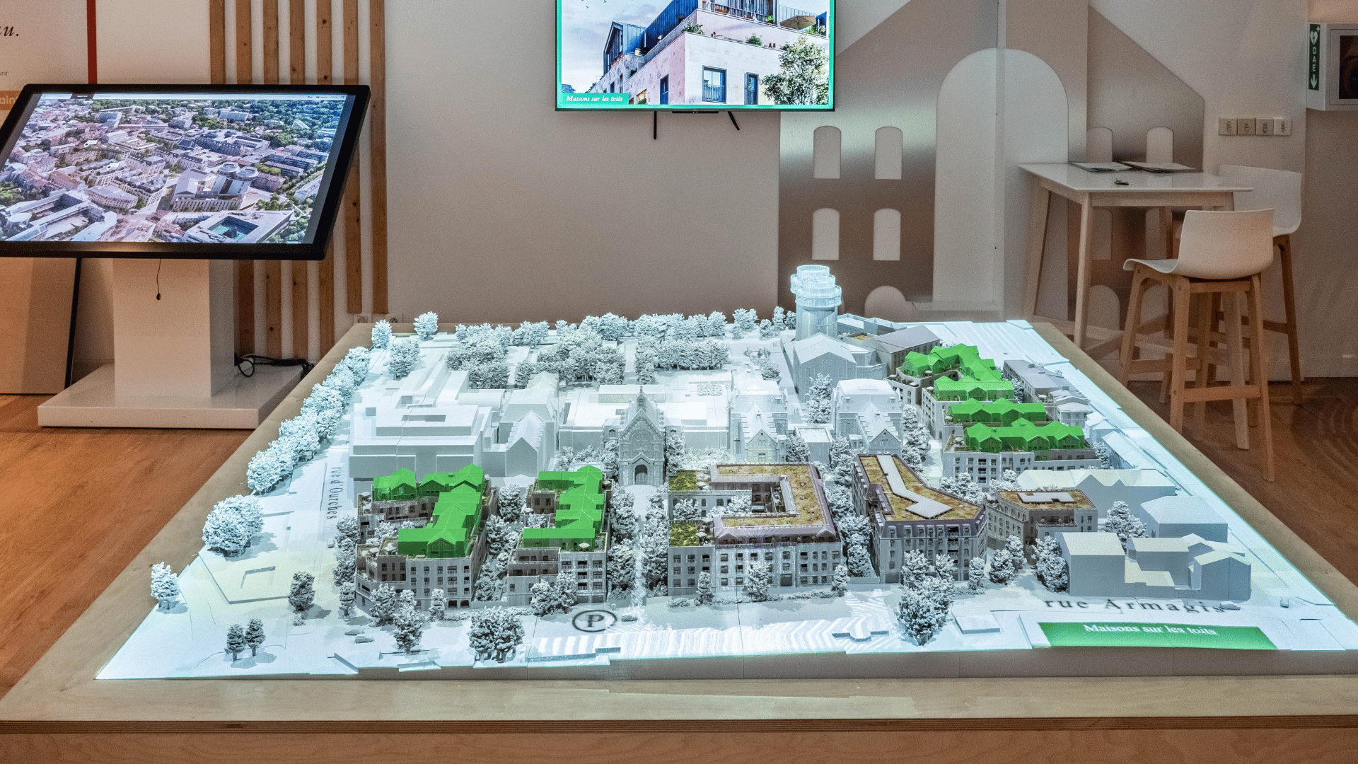 Maquette physique avec animation projetée du programme Clos Saint Louis par OGIC, en maison du projet