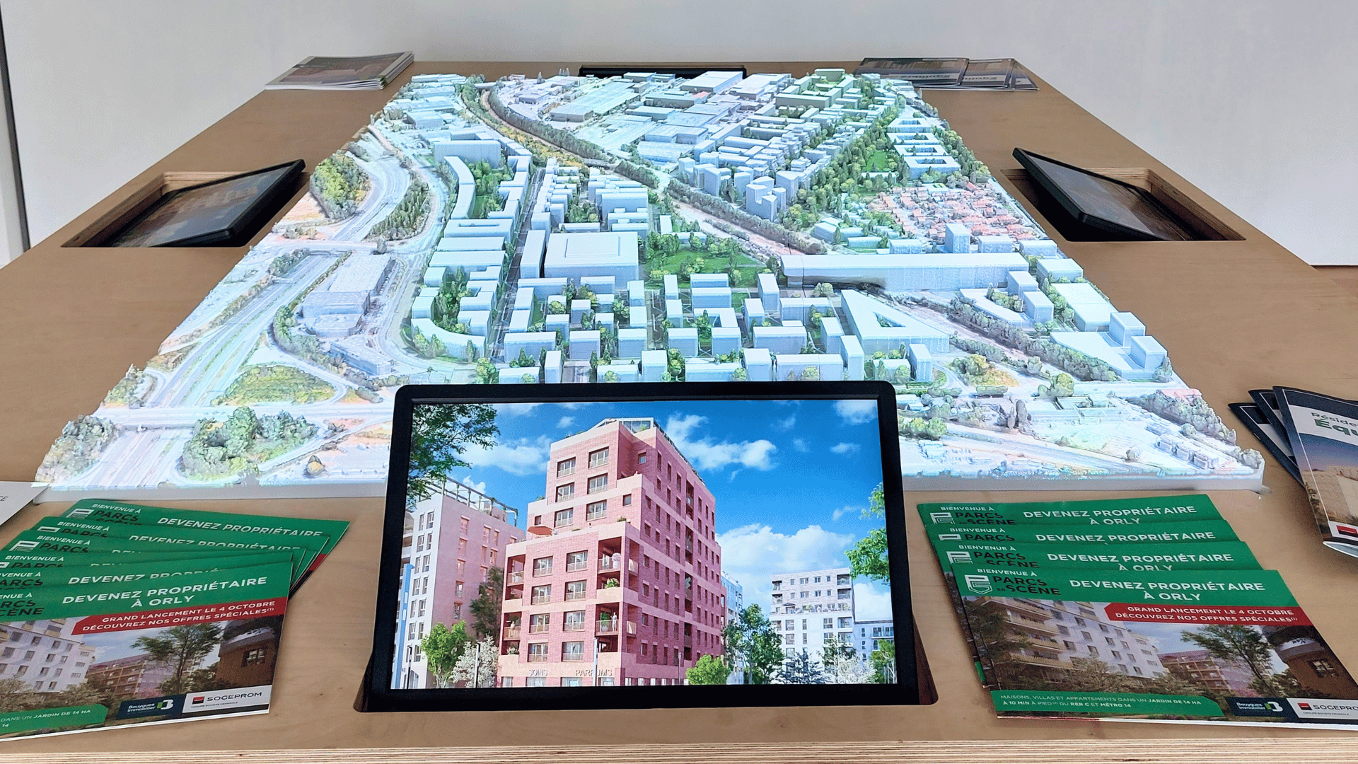 Maquette physique immobilière du projet Parcs en Scène par Bouygues Immobilier, présentée en bulle de vente